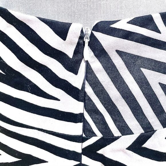 Express Black & White Print Mini Skirt - Picture 5 of 8